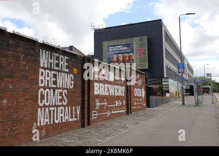 Tennents Wandbild an der Außenwand der Tennent Caledonian Breweries von smug (Sam Bates) Glasgow Scotland Juli 2022 Stockfoto