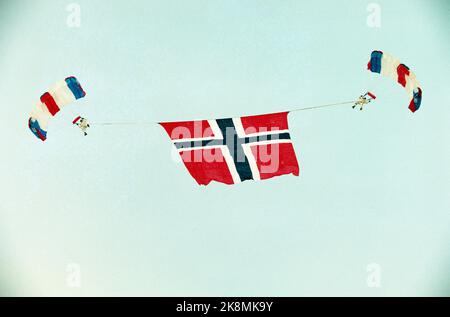 Olympische Winterspiele 19940212 in Lillehammer. Eröffnungszeremonie. Die norwegische Flagge kommt mit Hilfe von Fallschirmspringen an. Foto: Bjørn Sigurdsøn / NTB Stockfoto