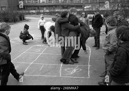 Oslo 196404 Kinder bei Marienlyst in Oslo springen Paradies, sowohl Jungen als auch Mädchen. Stud. Mag. Art. Åse Astrup (Åse Enerstvedt) sammelt als erstes im Land Material für einen Master-Abschluss über norwegisches Outdoor-Kinderspielzeug. Foto Sverre A. Børretzen / Aktuell / NTB Stockfoto