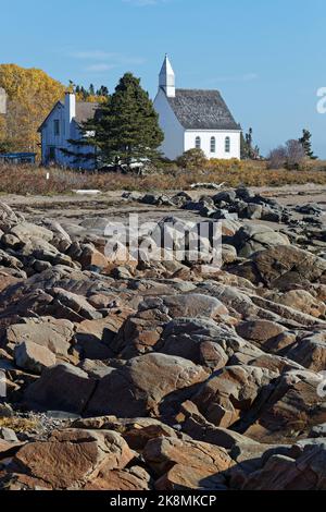 PORT-AU-CHIESA, KANADA, 12. Oktober 2022 : die Kirche auf den Felsen der Küste. Port-a-Perril ist Teil der 'Association des plus beaux Villages du Stockfoto