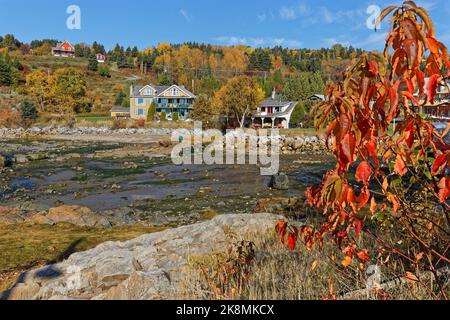 PORT-AU-LA-LA-DE-LA-LA-LA, KANADA, 12. Oktober 2022 : das Dorf von der Küste. Port-a-Parsil ist Teil der Vereinigung der schönsten Dörfer in Quebec Stockfoto