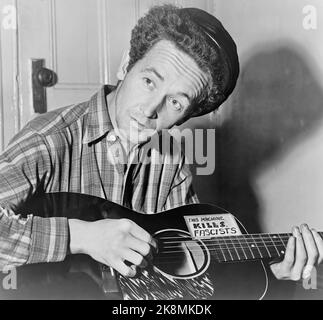 Woody Guthrie - ikonisches Foto von Al Aumuller über den Folk-Sänger mit Gitarre, die behauptet, 'This Machine Kills Fascists' - 1943 Stockfoto
