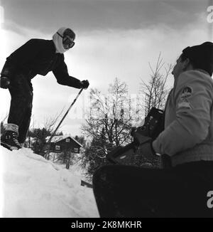 Gausdal 1955 - Königin Ingrid von Dänemark auf einem privaten Winterurlaub in Norwegen mit ihren drei Töchtern, Erbprinzessin Margrethe, Prinzessin Benedikte und Prinzessin Anne-Marie. Königin Ingrid hatte seit 20 Jahren keine Skier mehr auf den Beinen. Auf dem Bild zieht die Erbin von Prinzessin Margrethe Skier an. Foto: Sverre A. Børretzen / Aktuell / NTB Stockfoto