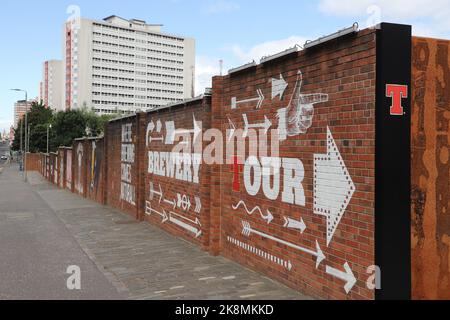 Tennents Wandbild an der Außenwand der Tennent Caledonian Breweries von smug (Sam Bates) Glasgow Scotland Juli 2022 Stockfoto