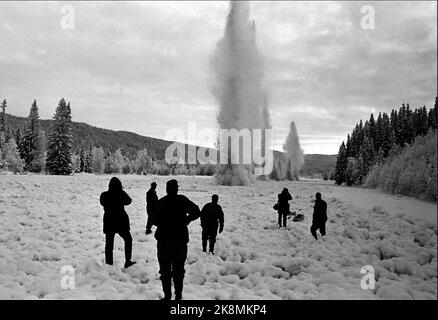 Trysil Januar 1968 Eisflut im Trysil: Der Trysil wurde durch große Eismengen zwischen dem Einbauten und dem Boden gedämpft, wodurch Überschwemmungen entstanden, die innerhalb weniger Tage sieben kleine Farmen unter Wasser ließen und andere Nutzungen bedrohten. Die Besatzungen der Armee sprengten die Eisblockade und bekamen den Fluss wieder in die richtige Miete. Hier ist die Explosion im Gange. Foto: Storløkken / Aktuell / NTB Stockfoto