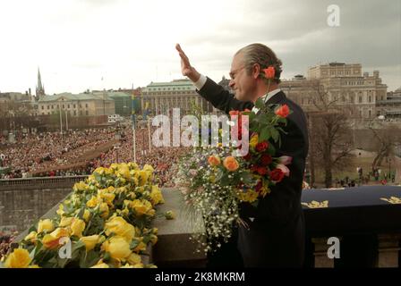 Stockholm 19960430: Schwedens König, König Carl XVI Gustaf 50 Jahre. Das Volk zollt dem König Tribut. Der königliche Jubel begrüßt und winkt der Menge vom Balkon des Lejonbakken vor Stockholms Schloss zu. Foto: Bjørn Sigurdsøn Stockfoto