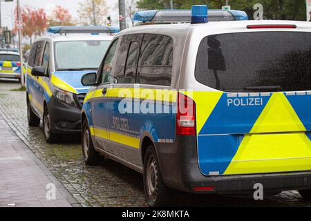 Deutsche Polizeiautos parkten auf der Straße. Flensburg, Deutschland Stockfoto