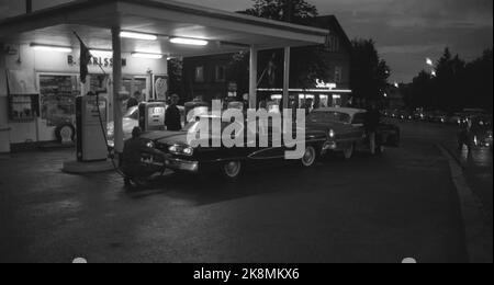 Karlskoga, August 1963, Schweden. 30 - 40.000 junge Menschen, darunter einige Rager, nehmen Karlskoga, um sich das Kanonenrennen (Autorennen) anzusehen. Die Polizei trifft sich stark, um in der Stadt Ruhe zu bewahren. Hier von einer Tankstelle in Karlskoga, wo es um den Abend 'kreuzt', und dann muss das Auto Benzin haben. Foto: Ivar Aaserud / Aktuell / NTB Stockfoto