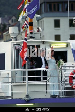 Bergen. Sissel Kyrkjebø und Eddie Skoller nach der Hochzeit. Sie sind hier auf dem Weg zum Hochzeitsessen im Alvøen. Foto; Aleksander Nordahl / NTB Stockfoto