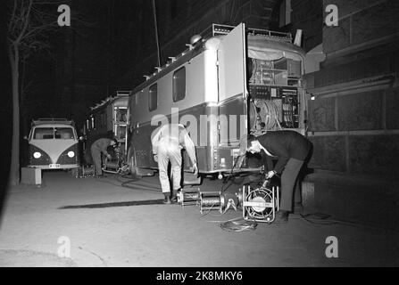 Oslo Januar 1964 - politische Fernsehdebatte im Central Theatre in Oslo. „Wo steht der Kommunismus?“ Zeigt das gesamte Fernsehteam in Aktion. Programmleiter Kjell Arnljot Perücke. Die Debatte bewegt sich zwischen dem Panel und dem Saal. 4 Kameras und 10 Mikrofone sind installiert. In den berichtenden Bussen am Tinghuset gab es während der Sendung großes Treiben. In einem Bus erfolgt die Kamerasteuerung, in dem anderen die Tonsteuerung. Foto: Aage Storløkken / Aktuell / NTB Stockfoto