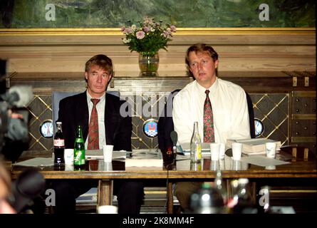 Oslo 19930929. Der Vorsitzende des Stadtrats von Oslo, Rune Gerhardsen (AP) (v.v.) und die Finanzagentur Rune Bjerke stellten heute im Rathaus das Budget für 1994 vor. Foto: Johnny Syversen / Scanfoto / NTB Stockfoto