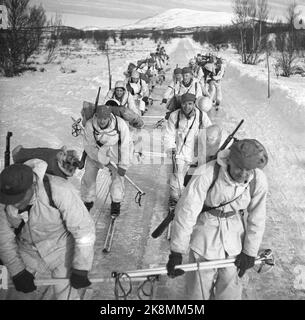 Dovre 1949 'Dovre wird für Feinde freigemacht' die Zentralschule der Heimatgarde in Dombås hat eine Übung für den HV-Kommandanten in Dovre. Das Manöver fand in den Gebieten statt, in denen die deutschen Fallschirmjäger im April 1940 besiegt wurden. Vom letzten 36-stündigen Manöver in den Bergen. Soldaten auf Skiern. Foto; Sverre A. Børretzen / Aktuell / NTB Stockfoto