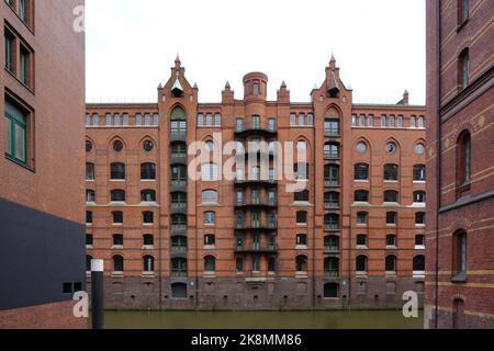 Die Hamburger Speicherstadt ist der weltweit größte historische Lagerhauskomplex im Hamburger Hafen. Eingeschrieben in das UNESCO-Weltkulturerbe. Stockfoto