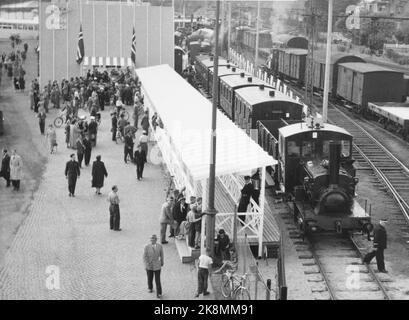 Die Bahn feiert 100 Jahre 1954. 100.-jähriges Jubiläum von NSB. Neue und alte Zeit trafen sich am 2. Mai 1954 in Eidsvoll. Die älteste Lokomotive der Eisenbahn, Caroline, und eine der neuen ELEKTROLOKOMOTIVEN EL-11, die am Bahnhof Eidsvoll nebeneinander stehen. Foto; NTB / NTB Stockfoto