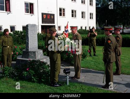 Stone Skjersannan 30. Juli 1992. König Harald legt am Kriegsdenkmal einen Kranz nieder. King's Journey 1992. Das norwegische Königspaar startet seinen königlichen Verkehr in Nordnorwegen. Innerhalb von 22 Tagen treffen sie Menschen an 62 verschiedenen Orten. Von Frosta in Nord-Trøndelag nach Grense Jakobselv in Finnmark. Foto; Lise Aaserud / NTB / NTB Stockfoto