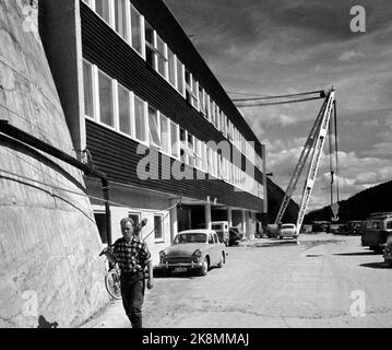 Dalen in Telemark August 1961 Tokke-Kraftwerke werden bald in Betrieb sein und Strom für 80.000 Menschen produzieren. Hier, das Äußere des Kraftwerks, wo alles für die Eröffnung vorbereitet wird 22 August. Foto: Børretzen / Aktuell / NTB Stockfoto