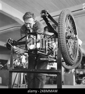 Sandnes 19490415. In Ständen mit 75.000 Fahrrädern. Die Firma Jonas Øgländ in Sandnes, Rogaland, wurde 1868 gegründet. Die Fahrradfabrik Øgländ stellt jährlich 75.000 Fahrräder her, die Hälfte davon wird hier im Werk zusammengestellt, die andere Hälfte wird an Händler verkauft, die sie selbst zusammenstellen oder als Ersatzteile verwenden. Im Jahr 1932 brachten sie das beste Fahrrad auf den Markt - DBS. Die Fabrik hat etwa 400 Arbeiter. Mann in der Arbeit durch Maschine. Foto; Sverre A. Børretze / Aktuell / NTB Stockfoto