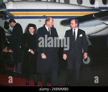 Fornebu 19912901. König Olav V ist tot. König Harald (Mitte) begrüßt die Gäste zur Beerdigung am Flughafen Fornebu. Hier kommen König Carl Gustaf und Königin Silvia nach Schweden. Foto: NTB / NTB Stockfoto