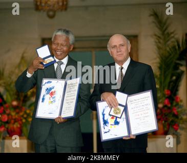 Oslo 199312: Friedensnobelpreis 1993 an Nelson Mandela und F.W. Sie Klammern sich an. Die Verleihung des Friedenspreises im Rathaus von Oslo. Die Nobelpreisträger fotografiert zusammen - hier präsentieren sie den Nobelpreis. Foto: Lise Åserud / NTB / NTB Stockfoto