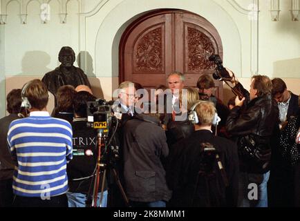 Oslo 19911014 der Vorsitzende des Nobelkomitees Francis Sejersted (TV) beantwortet Fragen, nachdem er die Verleihung des Friedensnobelpreises Prize1991 an die Oppositionsführerin Aung San Suu Kyi angekündigt hatte. Th. Geir Lundestad. Foto: Bjørn Sigurdsøn / NTB. Stockfoto