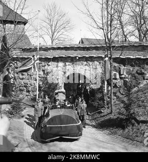 Oslo 1954-04-21 Begräbnis der Kronprinzessin Märtha. Die Bahre wird von der Kathedrale nach Akershus getragen. Foto: NTB / NTB Stockfoto