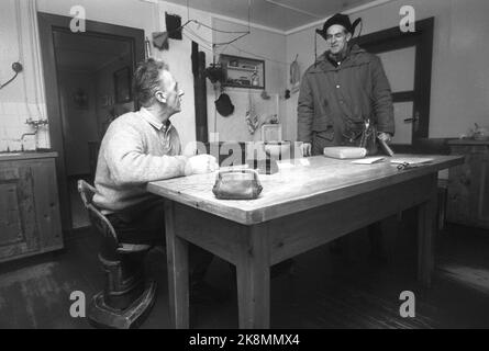 Møsvatn, Telemark 4. Februar 2005. Postbud Erling Skinnarland nutzt Schneemobil bei der Arbeit. Er bezahlte das Schneemobil selbst, NOK 11.000. Hier übergibt er die Post an Svein Vågen in Varland, der einige Papiere ausfüllt, die der Postbeamte tragen wird. Foto: Aage Storløkken / Aktuell / NTB Stockfoto