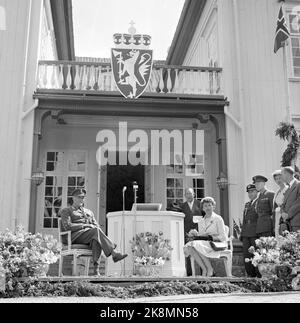 Eidsvoll 19580616 die Reise von König Olav. Bezirkshauptmann Trygve Lie wird mit den Teilnehmern im Eidsvoll-Gebäude sprechen. König Olav mit Prinzessin Astin, die die Gefährtin des Königs auf der Reise war. Foto NTB / NTB Stockfoto