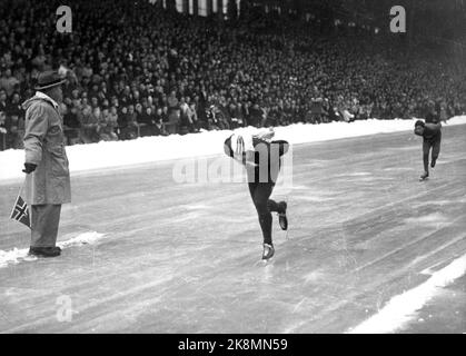 19520219 Oslo: Olympische Spiele, Olympische Winterspiele, Schlittschuhlauf, schnelles Rennen, 10.000 Meter: Der Sieger Hjalmar Andersen 'Hjallis' (TV) in Aktion. Er hat gerade seinen Parkgefährten Kazuhiko Sugawara (JPN) mit einer Runde passiert. Recht auf V: Austausch zeigt mit Flags an. Foto: NTB / NTB Stockfoto