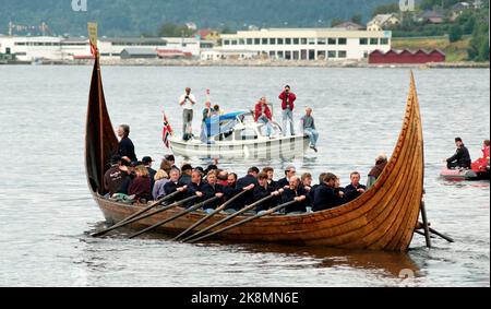 Westnorwegen, 199308: Silberkreuzfahrt. Ausflug nach Westland. Das norwegische Königspaar, Königin Sonja und König Harald, organisieren anlässlich ihrer Silberhochzeit Kreuzfahrten in Westnorwegen. Picture: Sykkylven. Die königlichen Jugendlichen an Bord eines Wikingerschiffs, das sie zum königlichen Schiff tragen wird. Foto: Bjørn Sigurdsøn Stockfoto