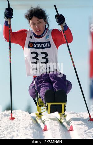 Lillehammer 19940311 Paralympics-94 / Olympische Spiele für Behinderte / Behindertensport. Hier norwegische Teilnehmerin Kirsti Hoøen in Aktion im Langlauf / Schlitten / Pigging. Foto: Aleksander Nordahl / NTB / NTB Stockfoto