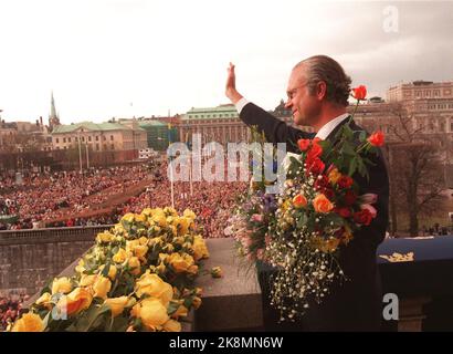 Stockholm 19960430: Schwedens König, König Carl XVI Gustaf 50 Jahre. Das Volk zollt dem König Tribut. Der königliche Jubel begrüßt und winkt der Menge vom Balkon des Lejonbakken vor Stockholms Schloss zu. Foto: Bjørn Sigurdsøn Stockfoto