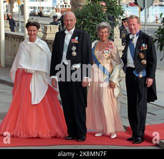 Stockholm 19960430: Schwedens König, König Carl XVI Gustaf 50 Jahre. - Mehrere Tage der jährlichen Party für den König von Schweden. Gallafest im Schloss. Königliche Gäste kommen an. Das Bild: Das norwegische Königspaar, Königin Sonja und König Harald, treffen zusammen mit Prinzessin Astred Frau Ferner und Johan Martin Ferner auf der Galla-Party ein. (Königin Sonjas Outfit: Rotes Galla-Kleid, weißer Schal, Josephine Diadem.) Foto: Bjørn Sigurdsøn Stockfoto