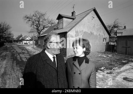 Nykøbing, Dänemark März 1965 - Autor Aksel Sandemose über alte Handlungen in seinem Geburtsort von Nykøbing, oder "Jante", wie er es in seinen Romanen nennt. Hier ist er mit seiner Frau Hanne Sandemose. Foto: Aage Storløkken / Aktuell / NTB Stockfoto