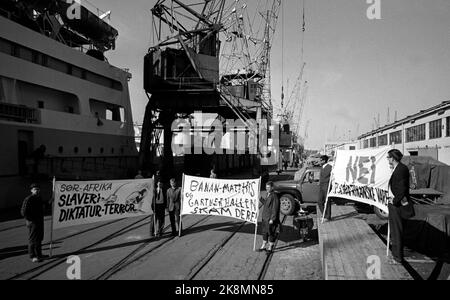 Oslo Juni 1963: Im April 1963 verabschiedete das parlament in Südafrika neue drastische Apartheid-Gesetze, die die Kluft zwischen farbigen und weißen Rechten noch größer machten. Es kam zu Demonstrationen gegen das Regime auf der ganzen Welt, mit Forderungen nach Boykott südafrikanischer Waren. Demonstranten mit Plakaten am Kai in Oslo demonstrieren gegen das Entladen eines Bootes mit Früchten aus Südafrika. Texte auf Plakaten: 'Südafrika, Sklaverei, Diktatur, Terror' 'Banana-matthiessen und Gärtner Hall Shame You' und 'No to South African Goods' Foto: Storløkken / currentl / NTB Stockfoto