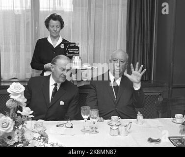 Oslo 19661001. Der Regisseur Alfred Hitchcock (66) über Norwegens Besuch. Alfred Hitchcock ist in Oslo, um eine Pressekonferenz abzuhalten, um einen Sturm über seine jüngsten Mittagessen zu erzeugen. Hier mit dem Politiker Rolf Stranger (v.v.). Foto: Jan Erik Olsen Current / NTB Stockfoto