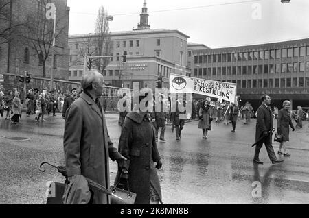 Oslo 19730501. Mai 1. Feier in Oslo. Der Vorsitzende der Arbeiterpartei, Trygve Bratteli, und Randi Bratteli in Samorgs Zug in Akersgaten auf dem Weg vom Tor von Henrik Ibsen. Es war schlechtes Wetter mit Regen und Wind. Foto NTB / NTB Stockfoto