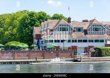 Gartenterrasse, Leander Rowing Club auf der anderen Seite der Themse, Henley-on-Thames, Oxfordshire, England, Großbritannien Stockfoto