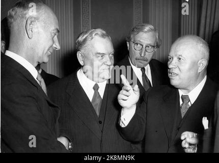 Moskau Russland 1955. Werna Gerhardsen und Einar Gerhardsen in Moskau an der Spitze einer norwegischen Delegation, um die Möglichkeiten für ein erweitertes Handelsabkommen zu diskutieren. Hier von einem Besuch der norwegischen Botschaft in Moskau. Einar Gerhardsen (aus V) diskutiert mit N.A. Bulganin und Nikita Chrustschow. Chrustschow gestikuliert. Dolmetscher im Hintergrund. Foto: NTB Archive / TASS / NTB Stockfoto