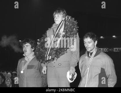 Oslo 19820130. EM-Skating, Bislett 1982. Tomas Gustafson, Schweden, wurde Europameister auf Schlittschuhe während der Europameisterschaft in Bislett. Hier steht er mit dem Lorbeerkranz an der Spitze des Siegerpodests, flankiert von (v.) No, 2, Rolf Falck-Larssen und Hilbert van Duim, Holland Nr. Foto: Henrik Laurvik NTB / NTB Stockfoto