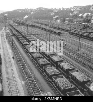 Narvik 19471115. Der Wiederaufbau des Erztransports mit den Ofotbanen und dem Erzschiff nach Narvik hat nach dem Zweiten Weltkrieg wieder aufgenommen Es gibt 9 Erzzüge pro Tag. Jedes Zugset hat ca. 45 Waggons, die jeweils 35 Tonnen Erz laden. Foto: Th. Scotaam Current/NTB Stockfoto