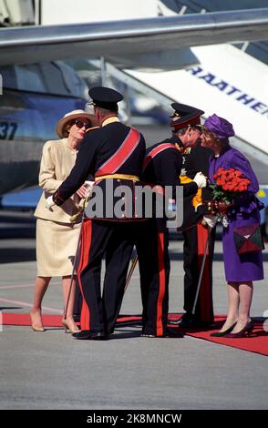 Fornebu 2. Mai 1990. König Olav begrüßt seinen Gast, Großherzog Jean von Luxemburg, in Fornebu. Kronprinz Harald und Prinzessin Sonja sind ebenfalls anwesend. Foto: Bjørn-Owe Holmberg / NTB / NTB Stockfoto