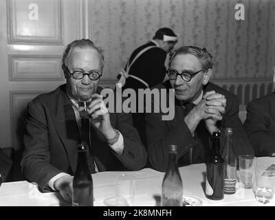 1952 Oslo. Treffen im norwegischen Schriftstellerverband im Restaurant Georges. Hier sitzt: Der Autor Sigurd Hoel und trinkt aus einem Glas mit Helge Krog. Foto: Odd Nicolaysen / Aktuell / NTB Stockfoto