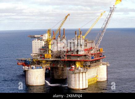 Die North Sea 19950921 Hydro pumpt Öl aus Troll B, einem der größten Ölfelder Norwegens, das in Produktion ist. Übersichtsbild der Plattform mit brennender Gasflamme. Foto: Tor Richardsen / NTB