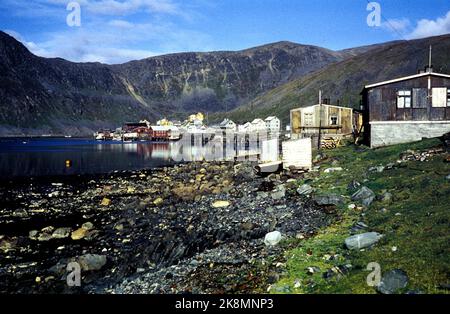 Honningsvåg 19521115. Recovery-Arbeit von Fiskevær Honningsvåg on Magerøya. 5 Jahre nach dem Krieg von 1947 bis 1952 spiegelt sich hier die Wohnreise voll und ganz in den Bildern wider. Die Deutschen legten Honningsvåg in Kies. Nach dem Krieg befand sich der Ort in einem chaotischen Ruinhaug, wo die Kirche als einziges Gebäude zurückgelassen wurde. Es wird gegraben und gesprengt. Im Bild sehen wir uns den Hafenbereich an. Foto: Sverre A. Børretzen / Aktuell / NTB Stockfoto