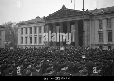 Oslo 19411102. Hird Muster auf dem Universitätsplatz. 3000 Männer schwören auf NS-Führer Vidkun Qusling. Hirden in Oslo. Foto: Johnsen / NTB Stockfoto