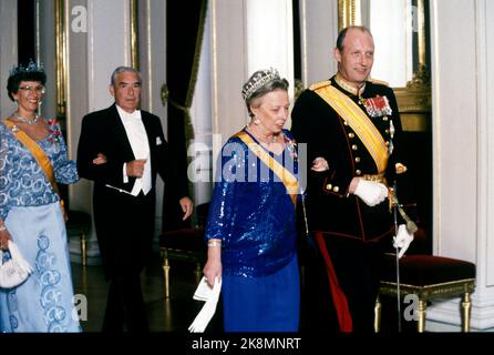 Oslo 19860513. Königin Beatrix und Prinz Claus der Niederlande bei einem offiziellen Besuch in Norwegen. Prinzessin Ragnhild und Kronprinz Harald (vorne) zusammen mit Prinzessin Arid und Jo Benkow (hinten) auf dem Weg zu einem Galadiner auf der Burg. Foto: Knut Nedrås NTB / NTB Stockfoto