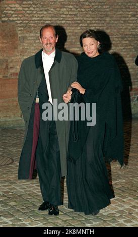 Oslo 199410: Finnischer Staatsbesuch in Norwegen. Präsident Martti Ahtisaari und Frau Eeva bei einem offiziellen Besuch in Norwegen. Der Staatsbesuch wurde zum Teil nach Oslo und zum Teil nach Tromsø aufgenommen. Picture: Premierminister Åse Kleveland und ihr Mann Oddvar Bull Tuhus auf dem Weg zum Galadiner auf dem Schloss Akershus. Foto: Terje Bendiksby Stockfoto