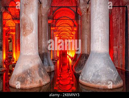 ISTANBUL, TÜRKEI - 11. APRIL 2011: Die Basilika Zisterne oder Zisterna Basilika, ist die größte von mehreren hundert alten Zisternen, die unter der liegen Stockfoto