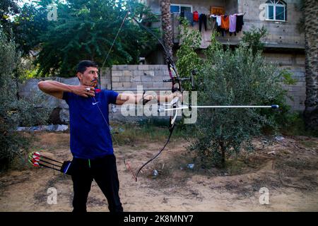 Gaza-Stadt, Gazastreifen, Palästina. 23. Oktober 2022. Gaza, Palästina. 23. Oktober 2022. Der Palästinenser Ahmed Jalal Al-Zahar, 38, ist ein Bogenschießsportler, der mit dem palästinensischen Bogenschießteam spielt. Al-Zahar, der in den letzten 7 Jahren Bogenschießen praktiziert, bereitet sich auf die Teilnahme am Asian Cup 2022 vor, das Turnier soll nun in den Vereinigten Arabischen Emiraten ausgetragen werden. Ahmed ist auch ein Handwerker, der seit mehreren Jahren Pfeil- und Bogensätze anstellt (Bildquelle: © Ahmad Hasaballah/IMAGESLIVE via ZUMA Press Wire) Stockfoto