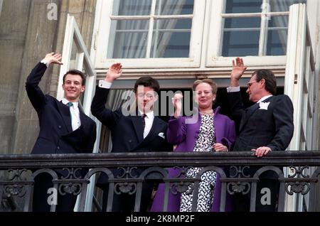 Kopenhagen 16. - 18. April 1990. Königin Margrethe von Dänemark ist 50 Jahre alt. Hier ist sie mit ihrer Familie auf dem Balkon, um die "Miniatur"-Ehrung zu erhalten. Aus V; Prinz Joachim, Kronprinz Frederik, Königin Margrethe und Prinz Henrik. Foto: NTB / NTB Bild # 1 von 4. Stockfoto